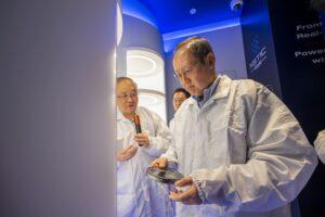 Dr_Tan_See_Leng_visit_the_cleanroom_facilities